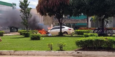 Carro pega fogo na BR-319 em Porto Velho