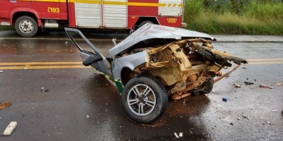 Automóvel parte ao meio e dois homens morrem na BR-365