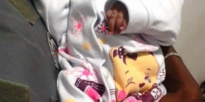 Bebê recém-nascida é abandonada com bilhete