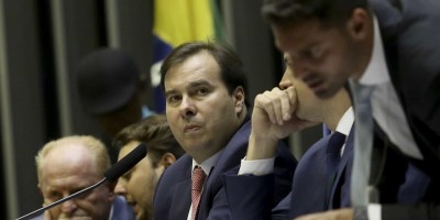 Bolsonaro está 'brincando de presidir o país', diz Maia