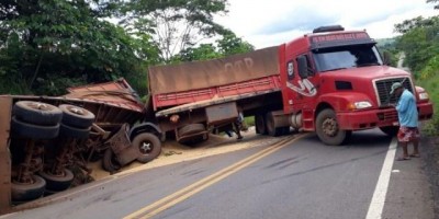 BR 435: carreta de soja tomba e deixa pista interditada