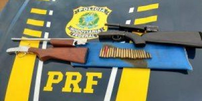 Em Cerejeiras, PRF prende dois homens com espingardas