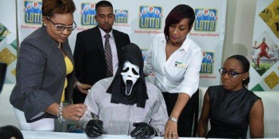 Ganhador de loteria usa máscara para evitar interesseiros
