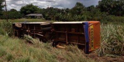 Ônibus com cerca de 60 alunos tomba às margens da BR-364