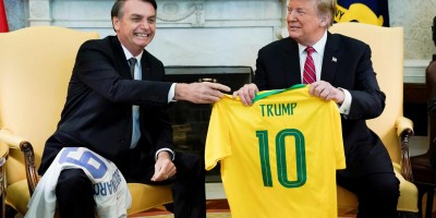 Trump e Bolsonaro trocam camisas das seleções de futebol