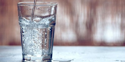 Beber água com gás traz benefícios à saúde? Saiba mais 