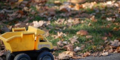 Menino de 4 anos morre após levar choque em lixeira