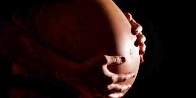 Mulher de 61 anos engravida para que filho gay fosse pai