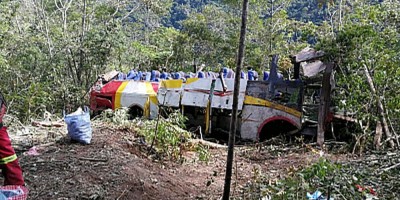 Na Bolívia, ônibus cai em penhasco, e ao menos 25 morrem