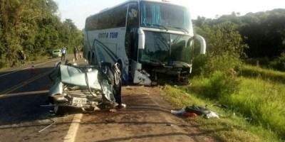 Quatro pessoas morrem em acidente entre carro e ônibus 