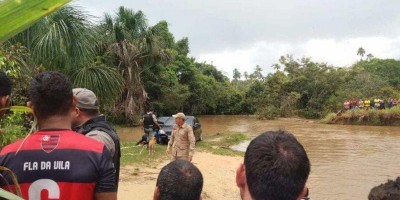 Três pessoas morrem após carro cair em igarapé