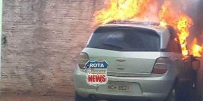 Veículo pega fogo dentro de residência e atinge muro 