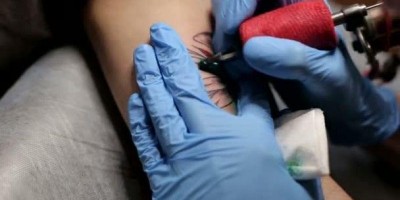 Após fazer tatuagem jovem perde o movimento do braço