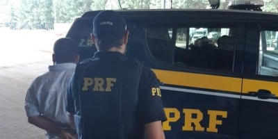 PRF prende homem por furto de celular dentro de ônibus