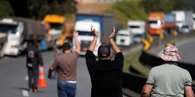 Situação só piorou, dizem caminhoneiros um ano após greve