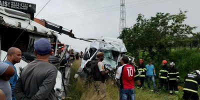 Batida entre carreta e van deixa oito mortos