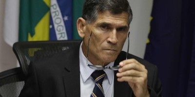 Governo vive 'show de besteiras', diz Santos Cruz
