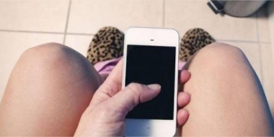 Marido espanca mulher por ela estar com celular no banheiro