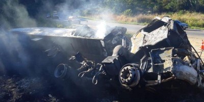 Motorista morre queimado após carreta tombar em rodovia