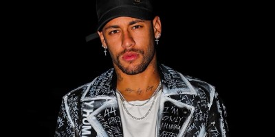 Neymar fica revoltado após ser flagrado beijando modelo