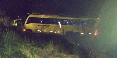 RONDÔNIA - Ônibus com 30 passageiros capota em ribanceira da BR-364