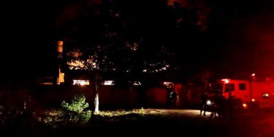 URGENTE: Escola pública é destruída pelo fogo em Porto Velho