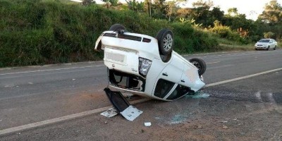 Veículo fica parcialmente destruído ao capotar na BR-429