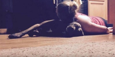 VÍDEO - Cão protege dona durante ataques de epilepsia