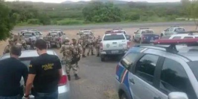 8 bandidos são mortos e população comemora