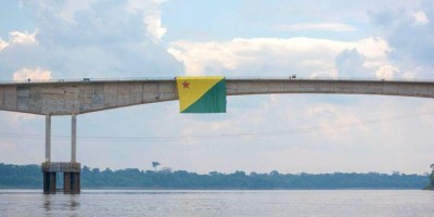 Acreanos atravessam ponte do Madeira e erguem bandeira