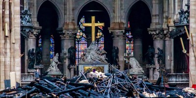 França aprova lei para reconstruir Catedral de Notre-Dame
