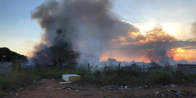 Incêndio atinge terreno baldio de Porto Velho