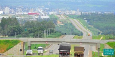 Jovem cai de viaduto com bicicleta e morre na BR-364