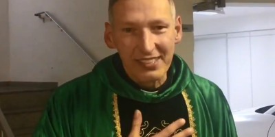 Mulher empurra Padre Marcelo Rossi de palco durante missa