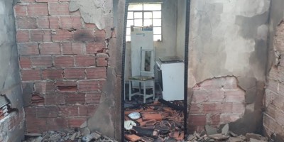 ROLIM DE MOURA: Incêndio destrói casa no Bairro Olímpico 