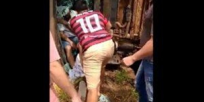 VÍDEO: Carreta carregada com soja tomba na BR-364 