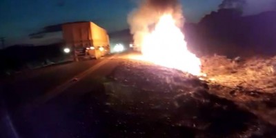 Vídeo - Veículo pega fogo em acidente com carretas na BR-364