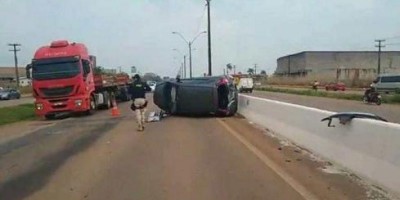 ACIDENTE NA BR-364: Mulher bate em carreta e capota carro 