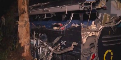 Batida entre ônibus e carreta deixa cinco mortos