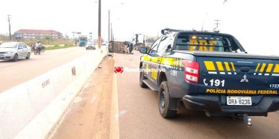 Mulher bate em carreta e capota carro na BR-364