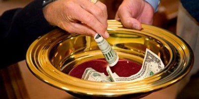 Padre desvia R$ 400 mil de paróquia para gastar com homens