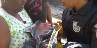 Recém-nascido é encontrado debaixo de carro no meio da rua
