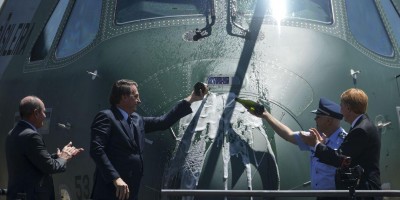Força Aérea Brasileira recebe novo avião militar KC-390