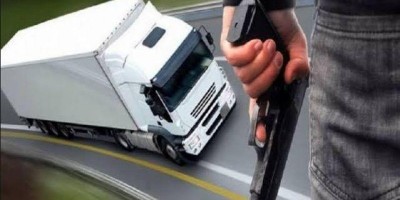 Homem reage a roubo de caminhão e mata dois criminosos