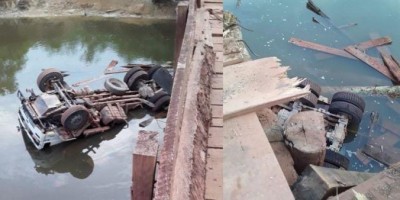 RONDÔNIA: Caminhão carregado de madeira cai dentro de rio