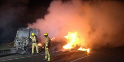 Vídeo: Caminhão carregado de açúcar pega fogo na BR-020