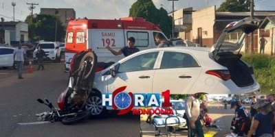 Moto fica engatada em carro após motorista fazer conversão em local proibido