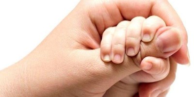 Bebê é internado após colocar pedra de crack na boca