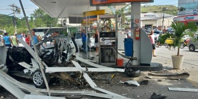 Carro explode em posto de gasolina
