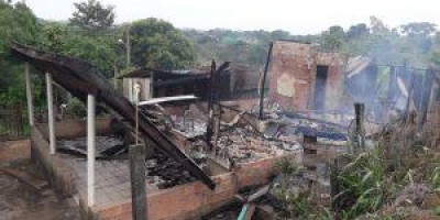 Fogo destrói casa em Colorado